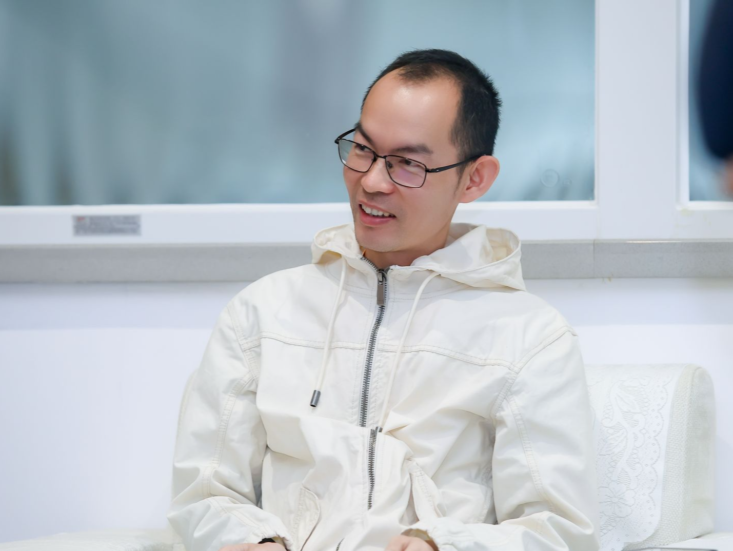 《给阿嬷的情书》导演蓝鸿春人民日报撰文：有情有义的人们在用力托举