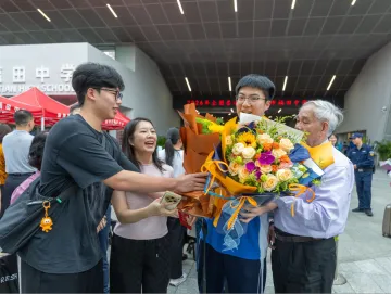图集 | 花漾祝福满归途：高考落幕日，家长手捧“爱意”候你归来