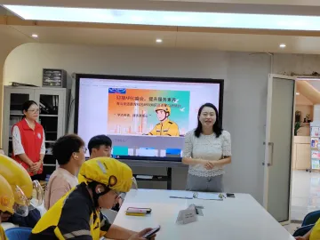 “心里踏实多了！”深圳外卖骑手为迎接APEC学英语：送餐遇到外宾也能从容应对