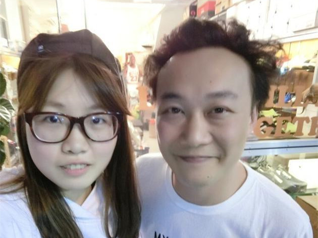 人品爆棚！E神特地换上同款卫衣和粉丝合影