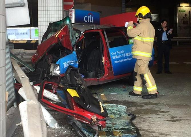 香港太平山顶发生车祸 至少6人受伤 