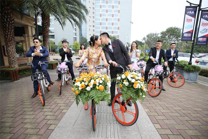 深圳新人创意婚礼：骑共享单车去接亲