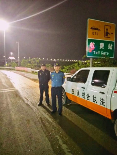 宝安交通部门严查泥头车洒落污染道路