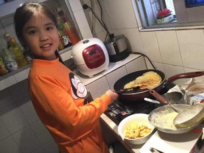 新晋厨神！这个9岁女孩能做200多道点心和菜