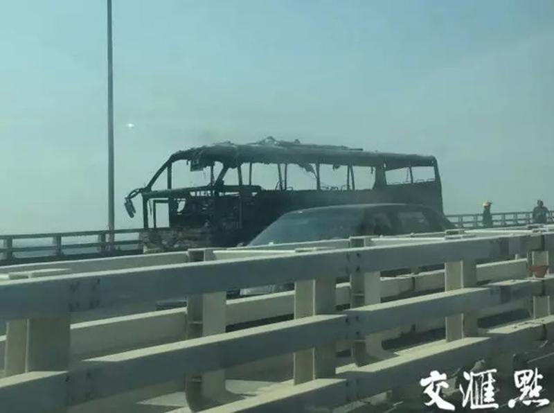 南京长江四桥一大客车自燃烧成空架，乘客及时转移