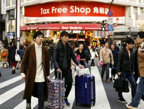 中国游客蝉联境外消费冠军 金额是美国游客两倍