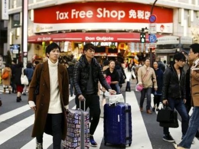 中国游客蝉联境外消费冠军 金额是美国游客两倍