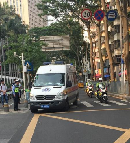 老人高速路上病危  铁骑16分钟两度护送入院救治