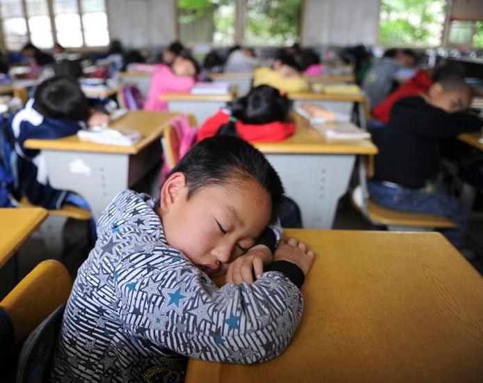 调查：小学生睡得不够，真的影响成绩 