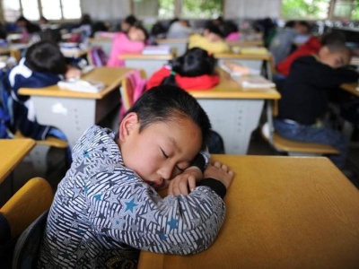 调查：小学生睡得不够，真的影响成绩 