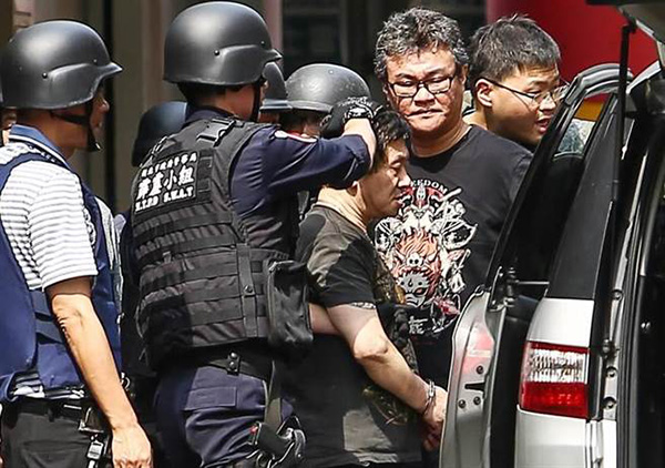 台湾新北街头爆发警匪枪战，嫌犯与警方对峙3小时后投降