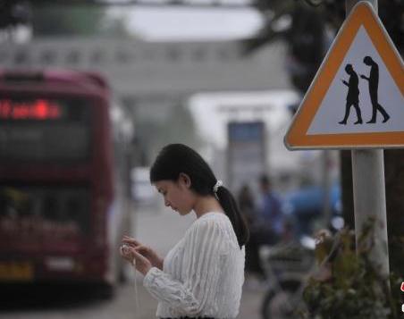 调查显示成人人均每天接触手机超74分钟 有你吗？ 