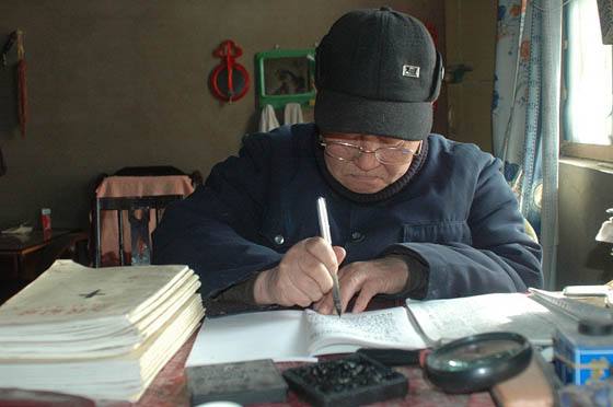 啥时都不晚！老人70多岁成高级营养师82岁又攻中医专业 