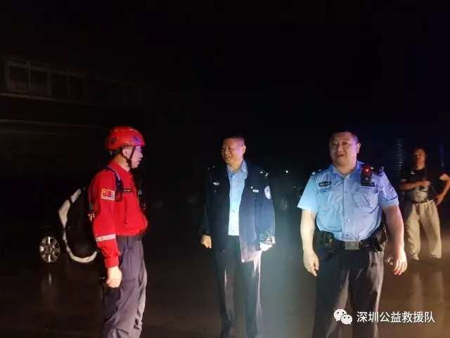 游客梧桐山坠崖 经7小时营救转危为安