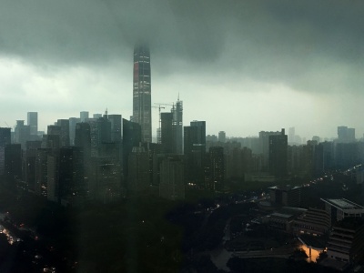 狂风暴雨雷暴，刚刚的深圳上空上演了雷雨大片