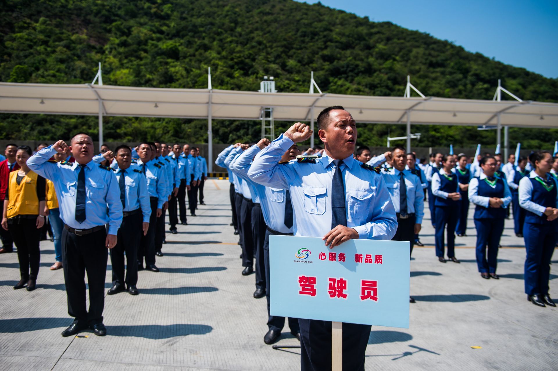 礼让斑马线 关爱夕阳红