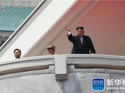 朝鲜举行阅兵式 展示新型导弹可打击1000公里外目标