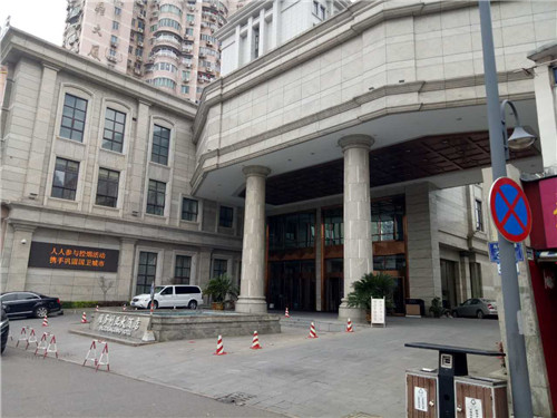 插座竟暗藏偷拍设备？夫妻俩四星级酒店遇糟心事