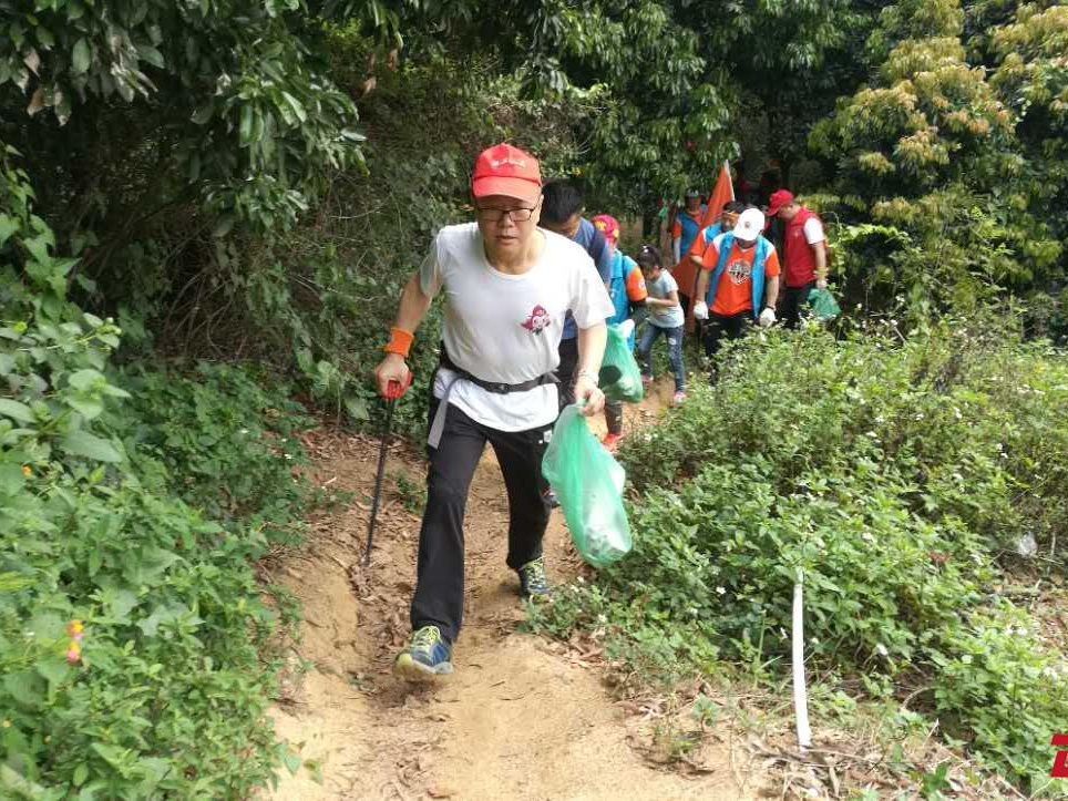 ﻿300环保志愿者行走梅林山 清理3.5吨山林垃圾