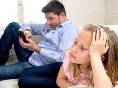 这份调查值得看：三分之一孩子曾要求父母放下手机