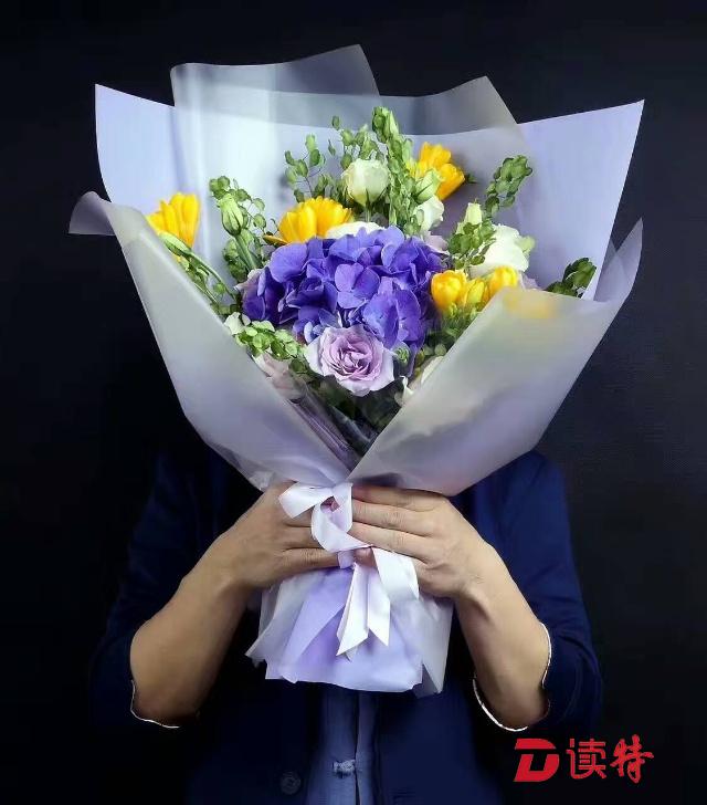 奶奶在笑