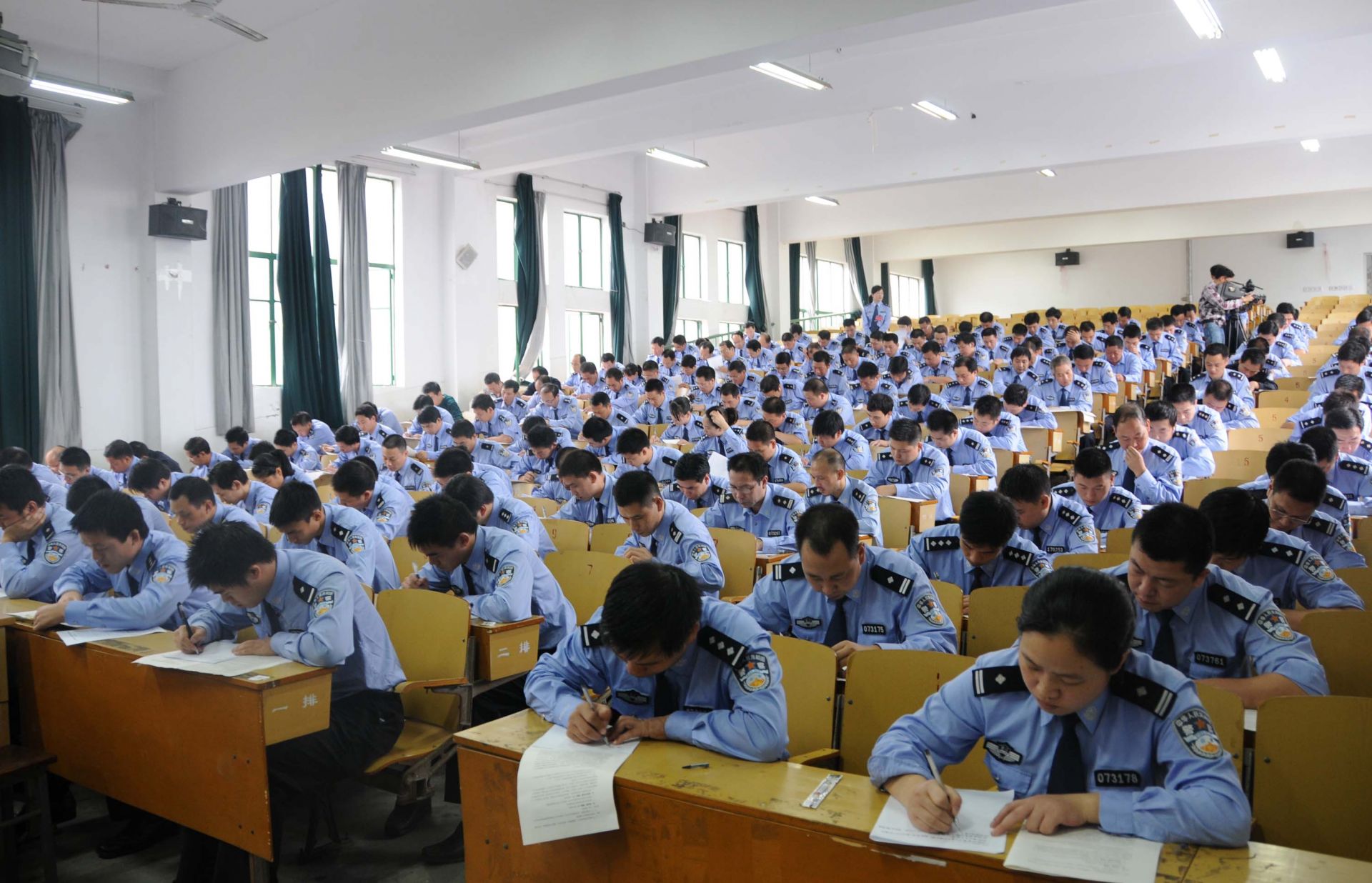 深圳市近万民警参加执法资格等级考试
