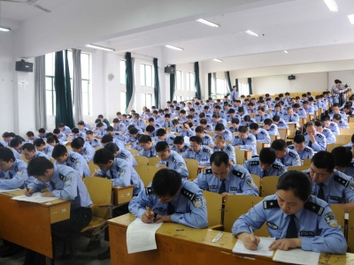 深圳市近万民警参加执法资格等级考试