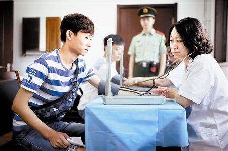 三月内胸透好几回 求职大学生：体检报告啥时能共享？