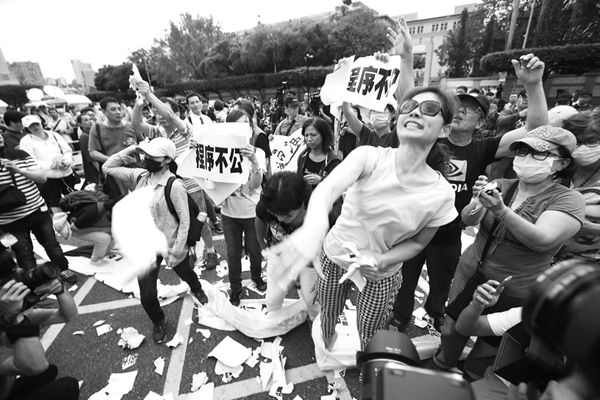 台湾推动同性婚姻合法化引争议 反同人士聚集抗议