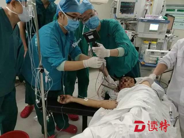 惨烈车祸两条钢筋穿透伤者 医院生死抢救 