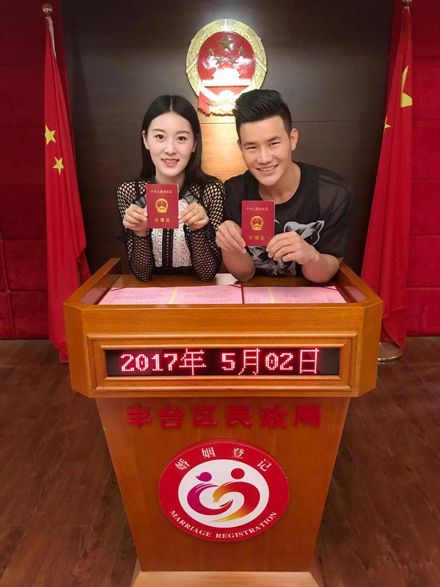 “小兵张嘎”谢孟伟领证结婚 妻子是圈外人长相甜美