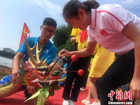 肇庆上演传统龙舟争霸赛 女飞人梁小静点睛助阵