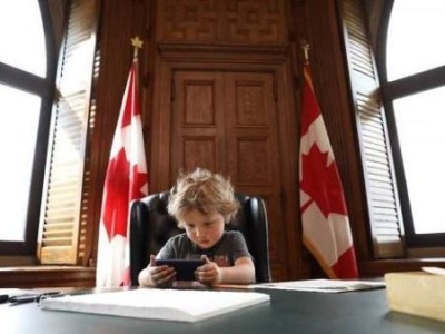加拿大帅总理带儿子上班 网友被圈粉：温馨超萌