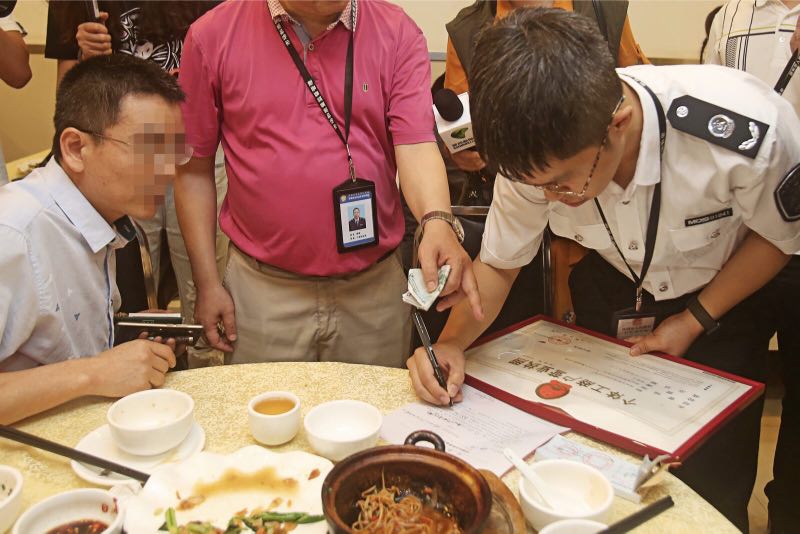 饭后烟赛神仙？罗湖食肆两位“神仙”被抓个正着，罚！