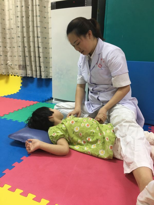 周小红：带着爱为“折翼天使”做康复训练