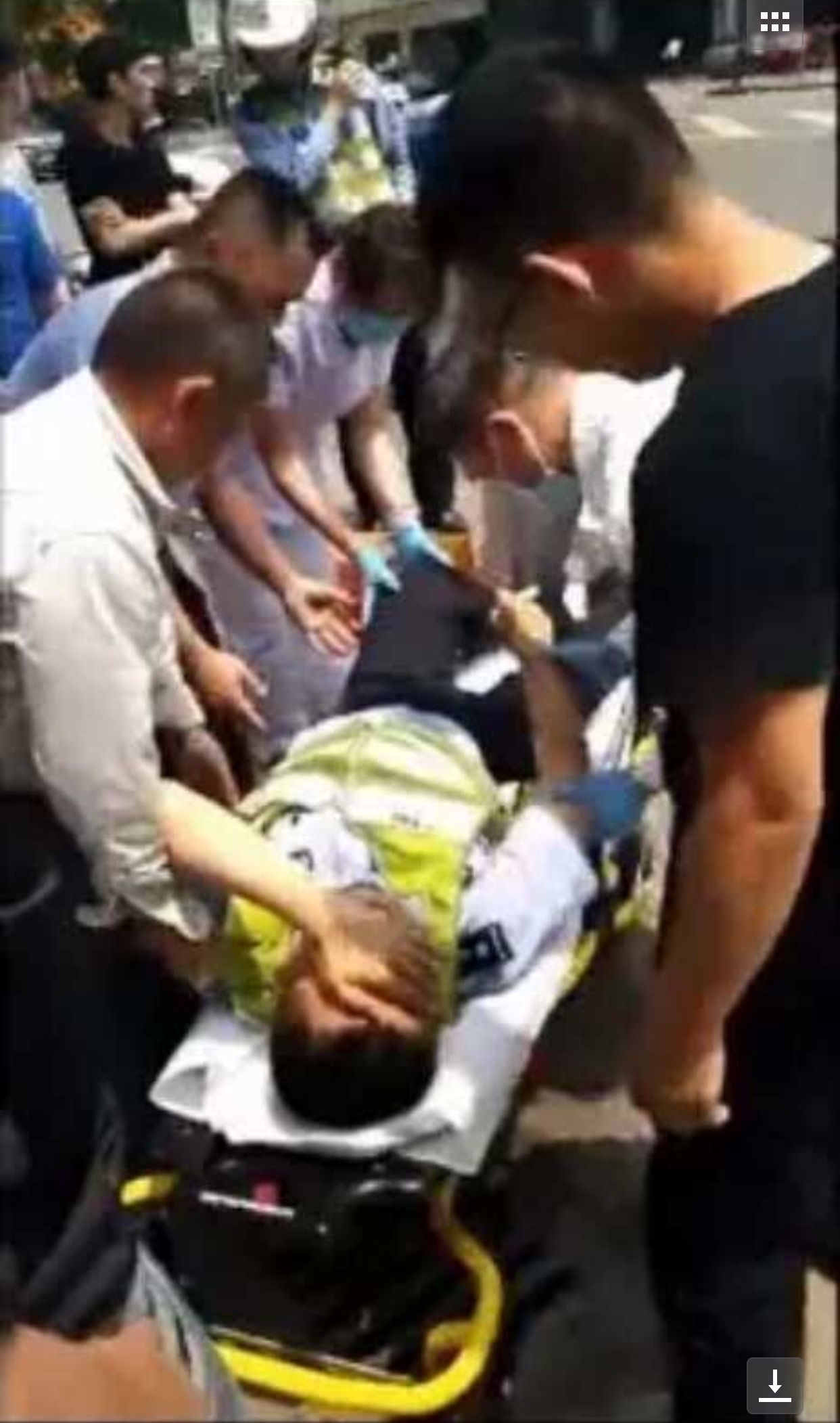 猖狂！广州一货车司机抗拒执法碾压交警还逃逸！
