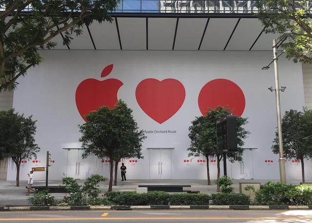 苹果在东南亚的第一家零售店，放了三个红色的Emoji