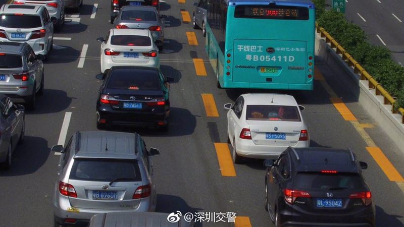 小长假首日，2395辆私家车因为占了这个道被罚300元！