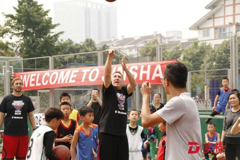 这些小队员有福气 NBA活塞队现役教练鹏城亲训