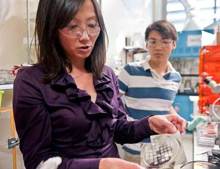用醋就能无毒降解电子器件? 这位华人教授做到了