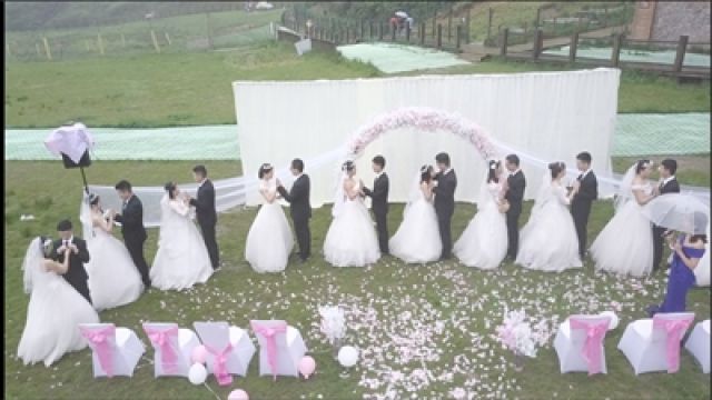高校43人毕业班15对情侣集体婚礼?假的！演的！