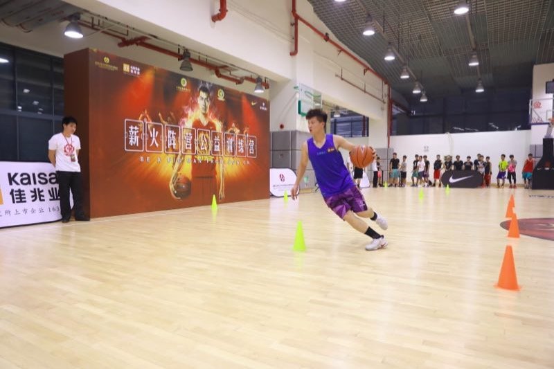 “薪火阵营”公益篮球训练营海选开启 朱芳雨现场送寄语