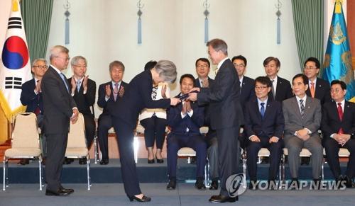 文在寅任命康京和为外交部长 系韩国首位女外长 