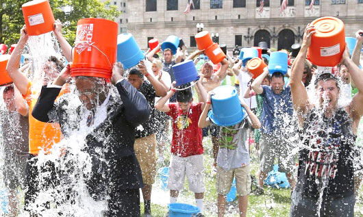 冰桶挑战三周年：泼下一桶冰水 挑战发起人无钱治病 