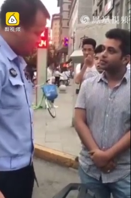 留学生无照驾驶被查谎称不懂中文，交警当即飚英语