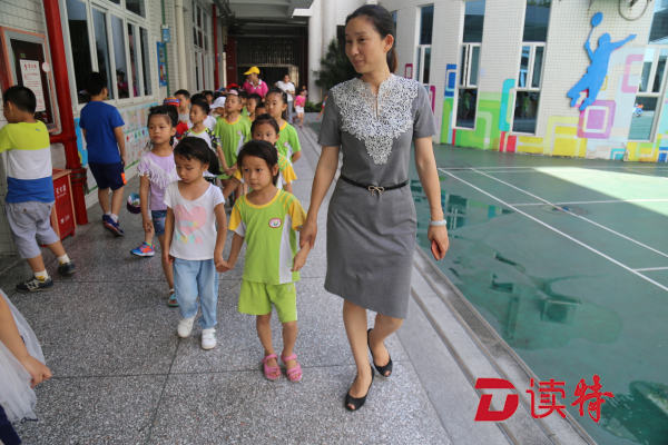 提前当一次小学生！盐港小学开展幼小衔接活动