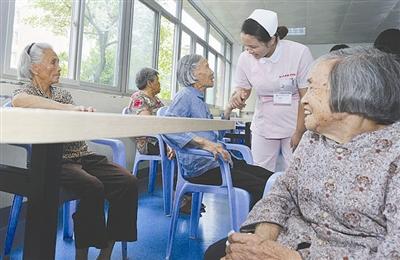 中国空巢和独居老人近1亿 银发产业亟须补足短板