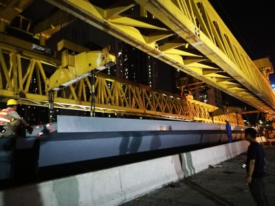 前海桃园路跨线桥首片钢箱梁架设成功