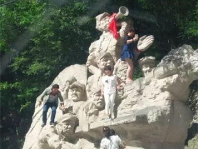 国家旅游局将4名游客列入黑名单：有人爬红军雕塑