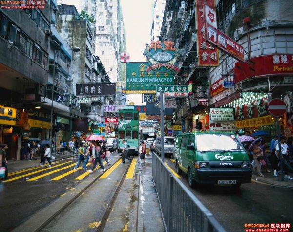 港社区启用特色灯饰与民乐汇演庆回归祖国20周年